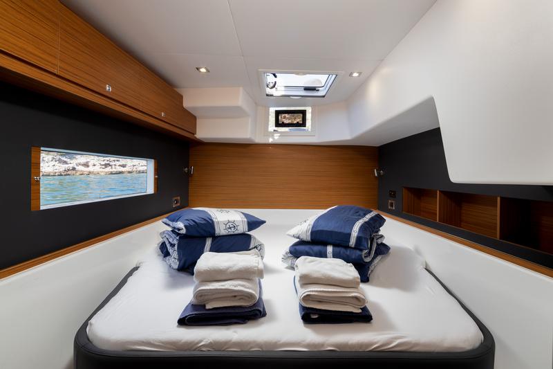 Book yachts online - catamaran - Dufour 48 Catamaran - UNO - rent