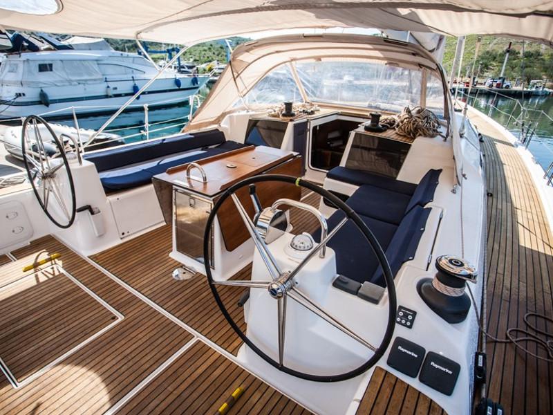 Book yachts online - sailboat - Dufour 560 Grand Large - PETROVICH - rent