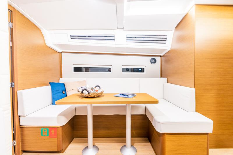 Book yachts online - sailboat - Sun Odyssey 410 - Emotion - rent