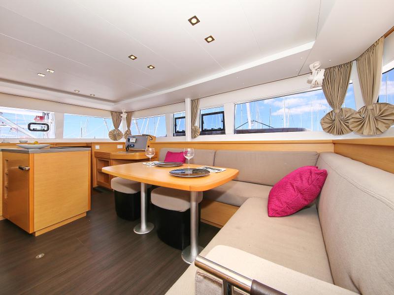 Book yachts online - catamaran - Lagoon 450  Flybridge - Mantra (Generator + watermaker) - rent