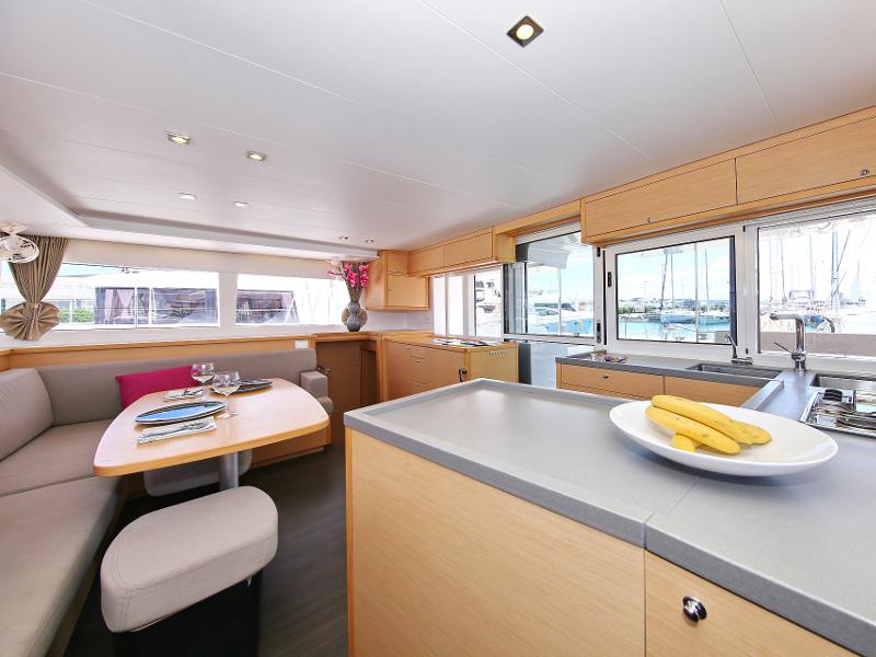 Book yachts online - catamaran - Lagoon 450  Flybridge - Mantra (Generator + watermaker) - rent