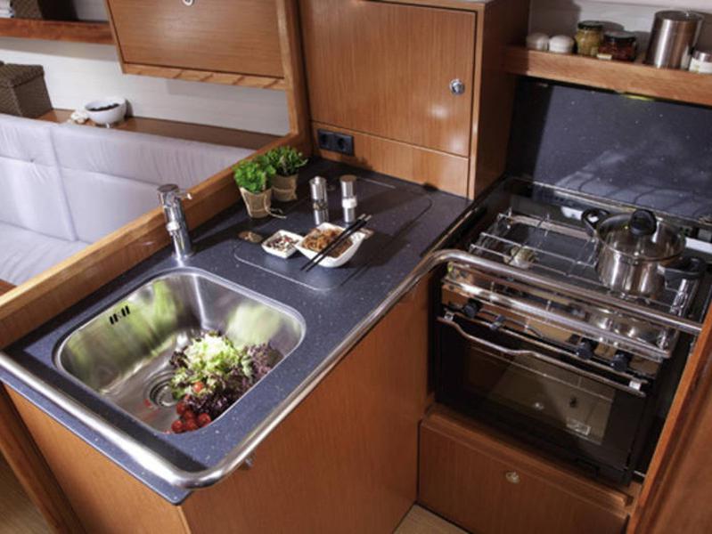 Book yachts online - sailboat - Bavaria Cruiser 32 - Waka Waka - rent