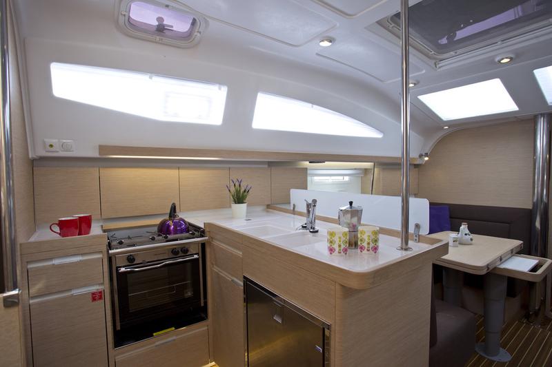 Book yachts online - sailboat - Elan Impression 40 - Lara - rent