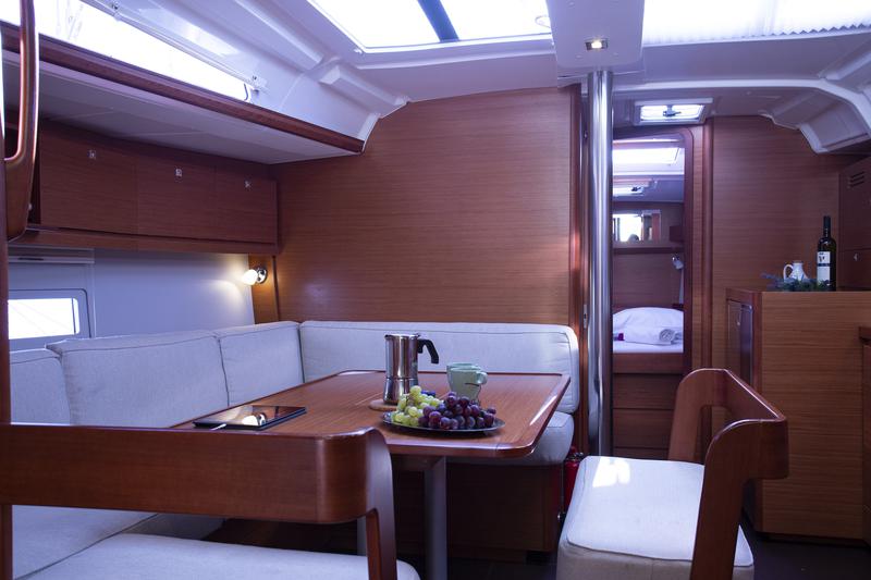 Book yachts online - sailboat - Dufour 430 Grand Large - Lana V - rent