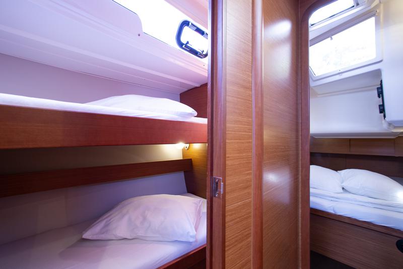 Book yachts online - sailboat - Dufour 430 Grand Large - Lana V - rent