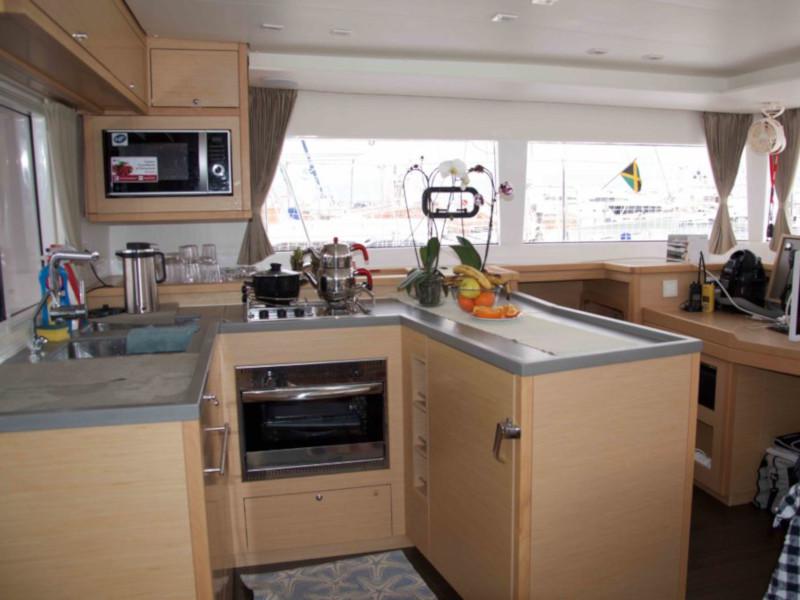 Book yachts online - catamaran - Lagoon 450  Flybridge - Grace - rent