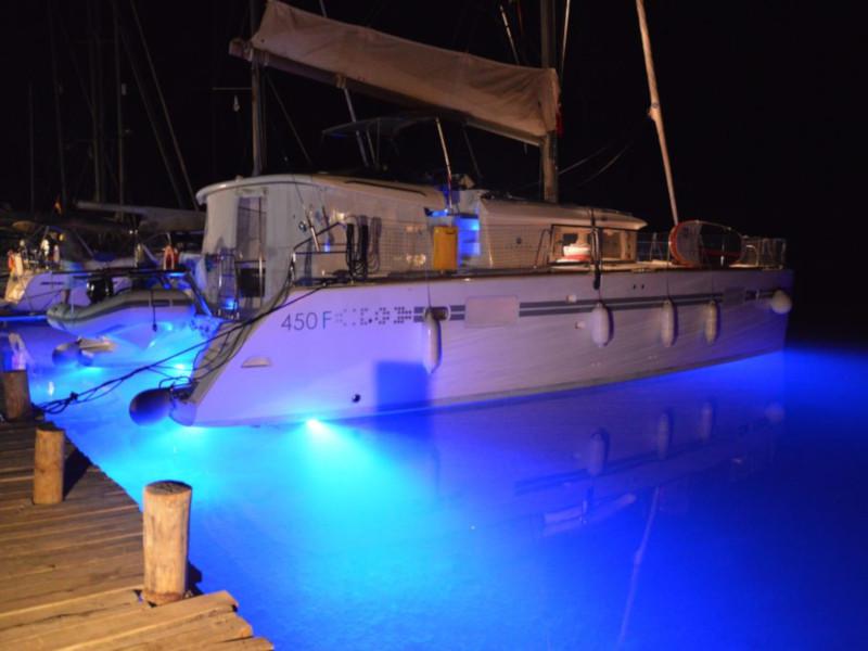 Book yachts online - catamaran - Lagoon 450  Flybridge - Grace - rent