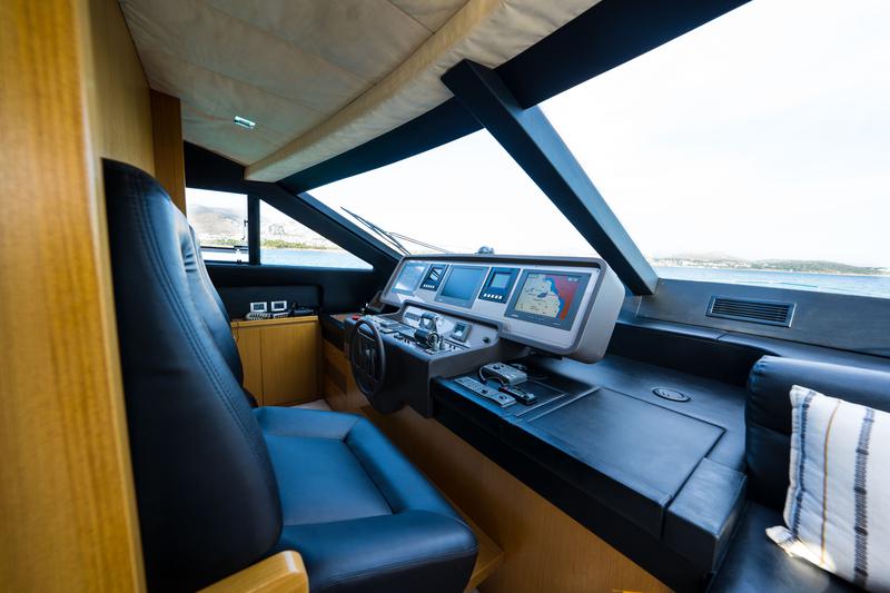 Book yachts online - motorboat - Ferretti 780 - Nineteen - rent