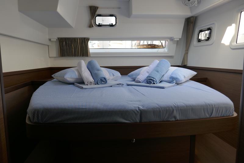 Book yachts online - catamaran - Lagoon 42 - Coral Seas - rent