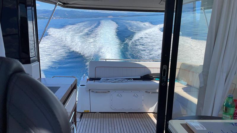 Book yachts online - motorboat - Jeanneau NC 33 - Sunny M - rent
