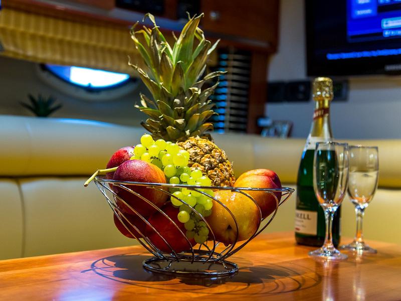 Book yachts online - motorboat - Monterey 375 SY - Red Dragon - rent