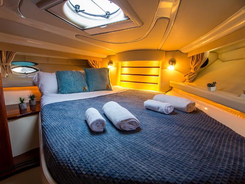 Book yachts online - motorboat - Monterey 375 SY - Red Dragon - rent