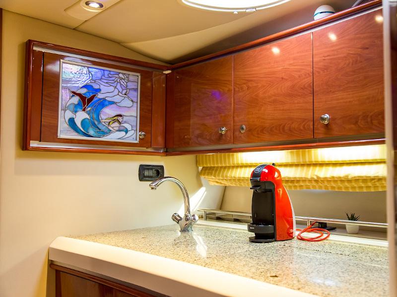 Book yachts online - motorboat - Monterey 375 SY - Red Dragon - rent