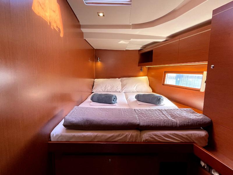 Book yachts online - sailboat - Oceanis 51.1 - Black Swan (A/C - Generator - 12 pax) - rent