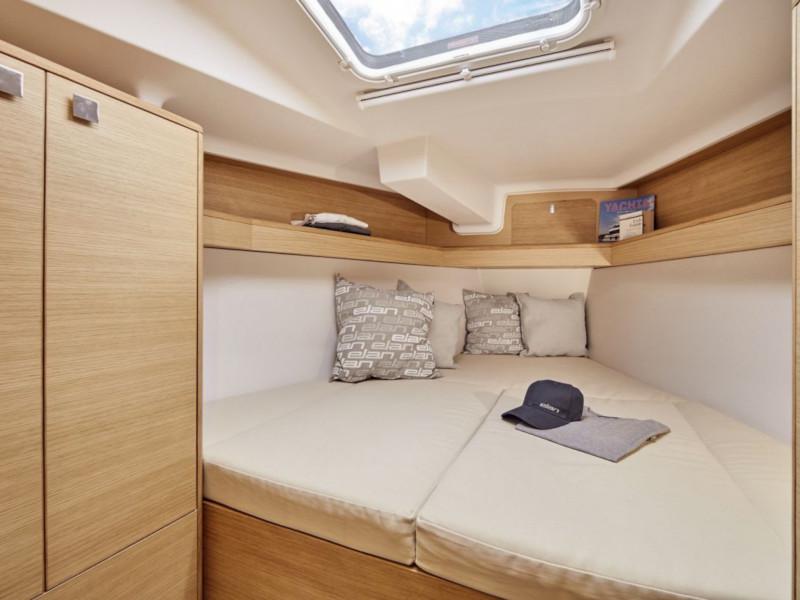 Book yachts online - sailboat - Elan E4 - Dolphin - rent