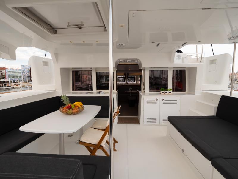 Book yachts online - catamaran - Lagoon 450  Flybridge - Summer Wind - rent