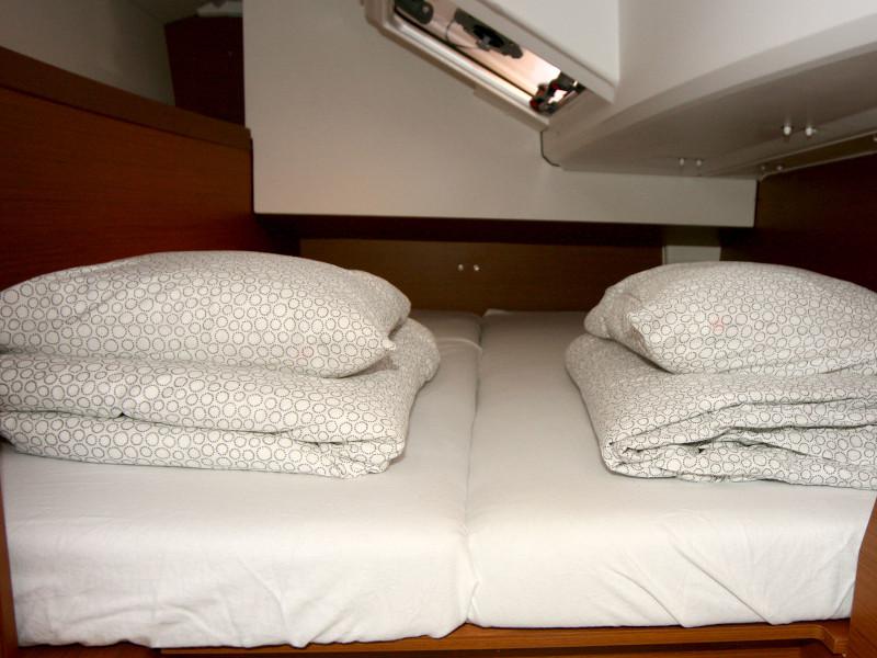 Book yachts online - sailboat - Sun Odyssey 349 - 2 Cab - Antonija - rent
