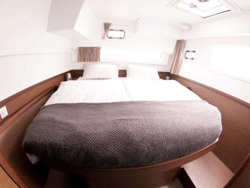 Book yachts online - catamaran - Lagoon 42 - 3 cab - Titus - rent