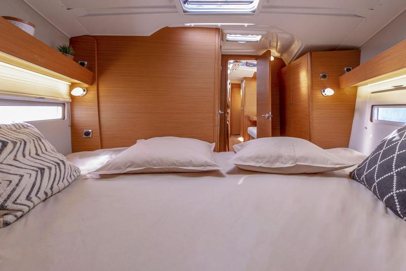Book yachts online - sailboat - Dufour 390 Grand Large - Elena - rent