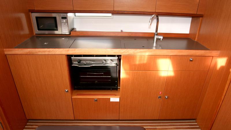 Book yachts online - sailboat - Bavaria Cruiser 41 - Raven - rent