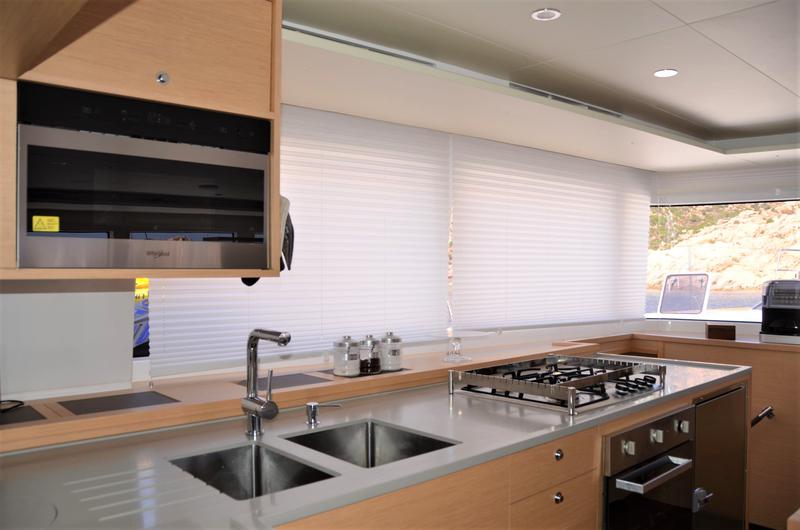 Book yachts online - catamaran - Lagoon 560 S2 - Taipan - rent