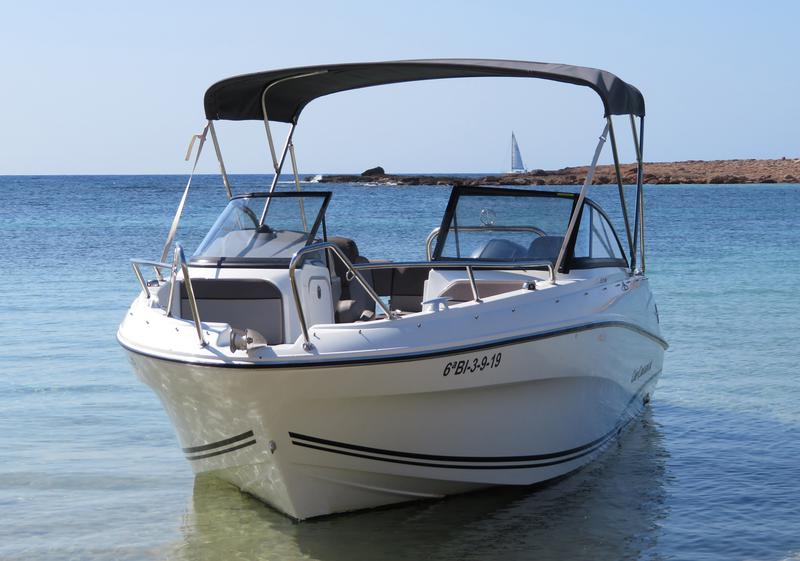 Book yachts online - motorboat - Cap Camarat 6.5 BR - B-One - rent