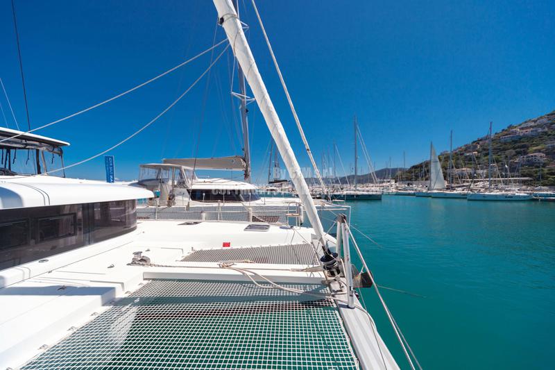 Book yachts online - catamaran - Lagoon 42 - SHARANDA - rent