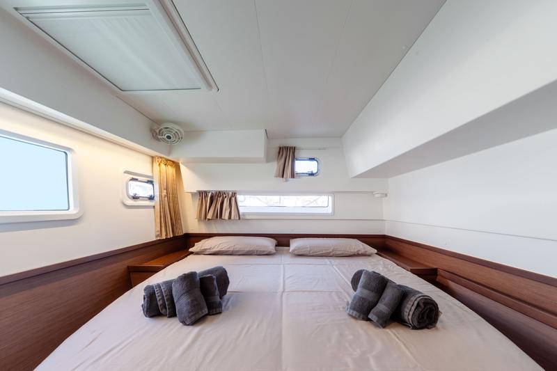 Book yachts online - catamaran - Lagoon 42 - SHARANDA - rent