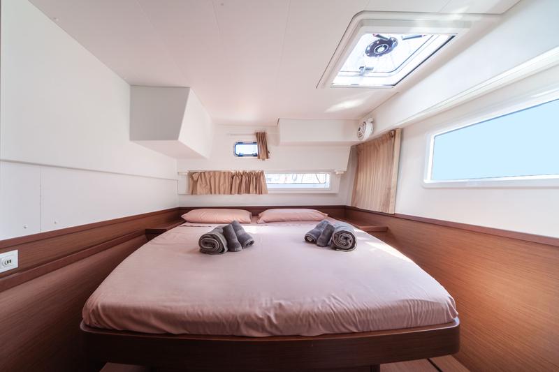 Book yachts online - catamaran - Lagoon 42 - SHARANDA - rent