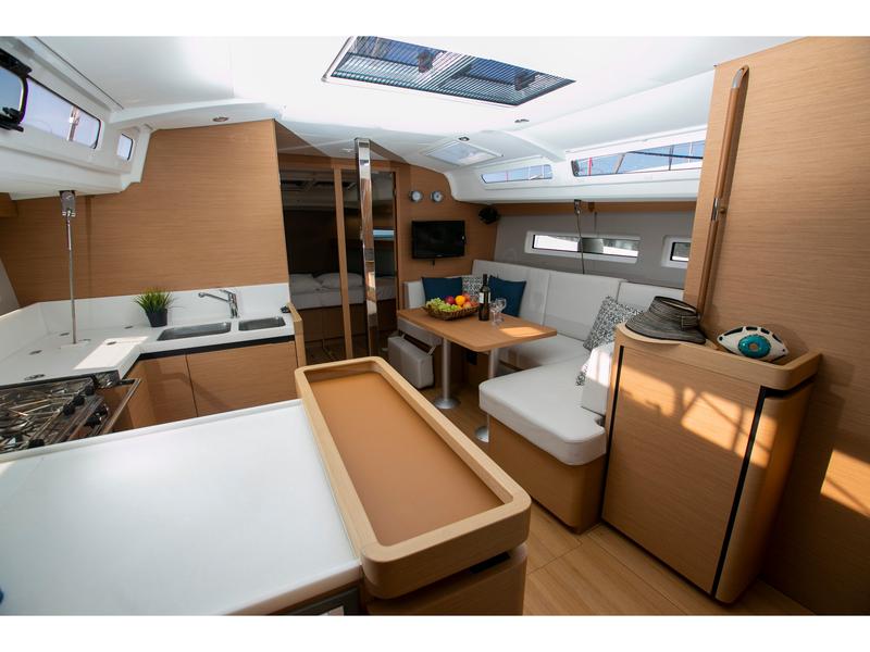 Book yachts online - sailboat - Sun Odyssey 440 - BLACK BIRD - rent