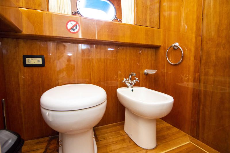 Book yachts online - motorboat - San Lorenzo 72 - Barbarossa Moratti - rent