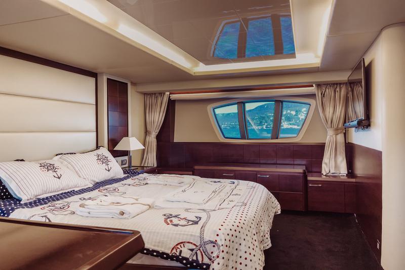 Book yachts online - motorboat - Azimut 75 Fly - Boreas - rent