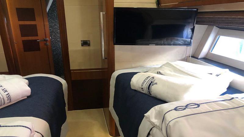 Book yachts online - motorboat - Galeon 640 Fly - Melissa My Angel - rent