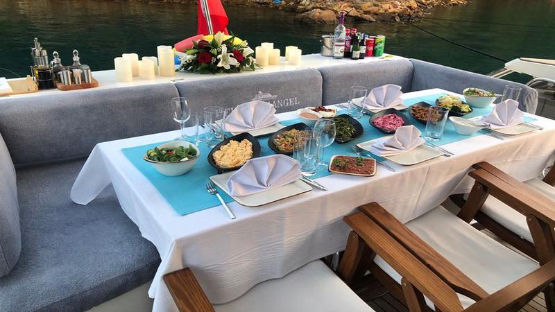 Book yachts online - motorboat - Galeon 640 Fly - Melissa My Angel - rent