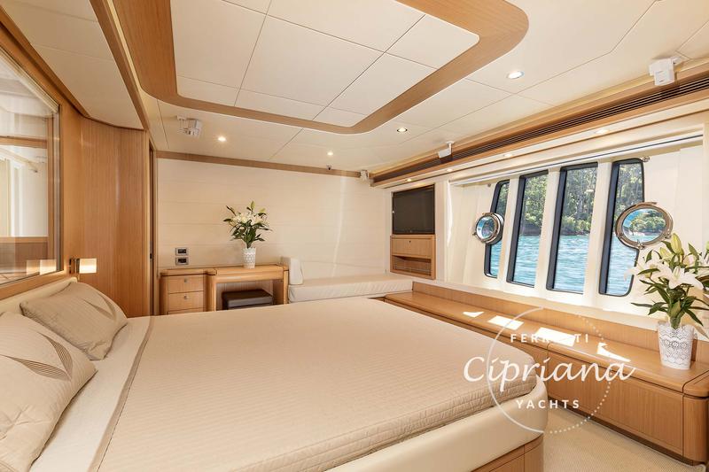 Book yachts online - motorboat - Ferretti 830 - Cipriana - rent