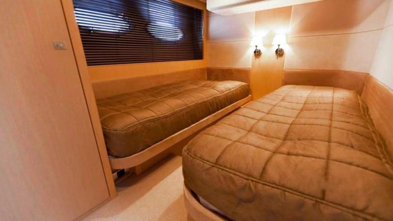 Book yachts online - motorboat - Princess V62 - Dolce Vita - rent