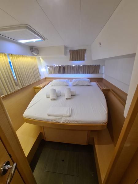 Book yachts online - catamaran - Lagoon 42 - FRIG 007 - rent