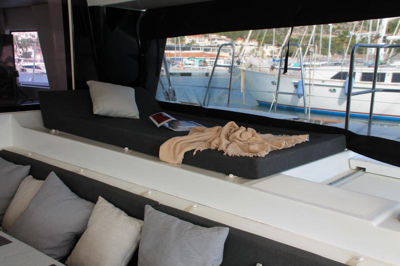 Book yachts online - catamaran - Lagoon 620 - JARANA - rent