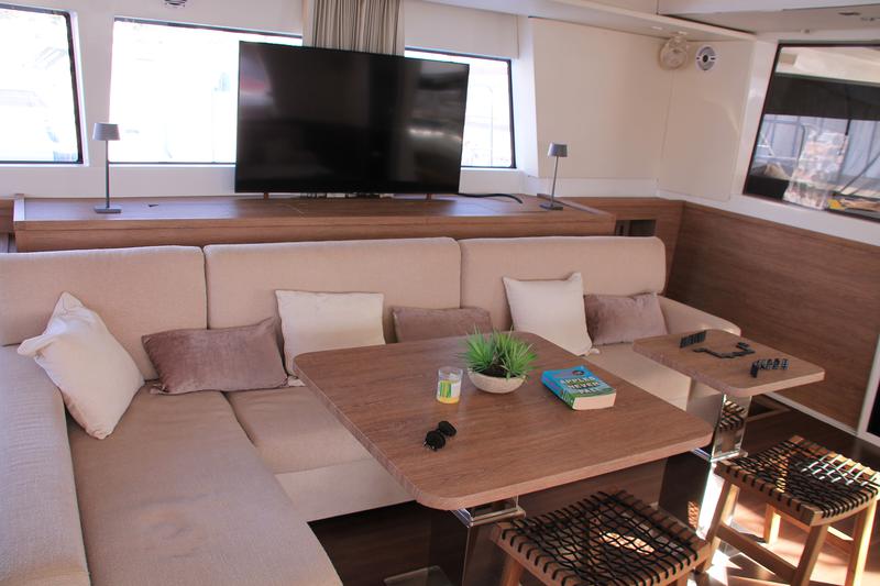 Book yachts online - catamaran - Lagoon 620 - JARANA - rent