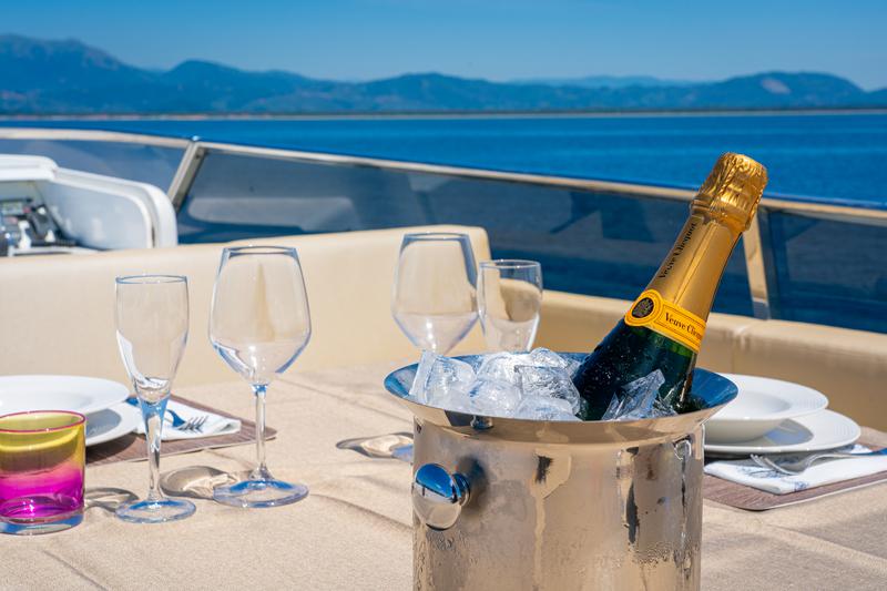 Book yachts online - motorboat - Cantieri di Pisa Akhir 85 - Maestrale - rent