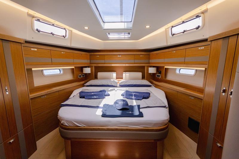 Book yachts online - sailboat - Moody 54 - Adventuro - rent
