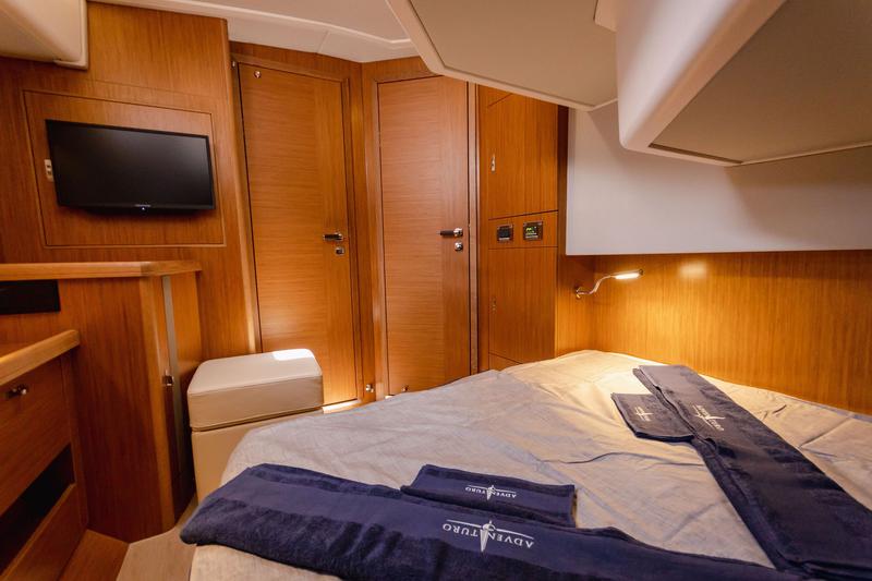 Book yachts online - sailboat - Moody 54 - Adventuro - rent