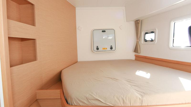 Book yachts online - catamaran - Lagoon 42 - Moonlight - rent