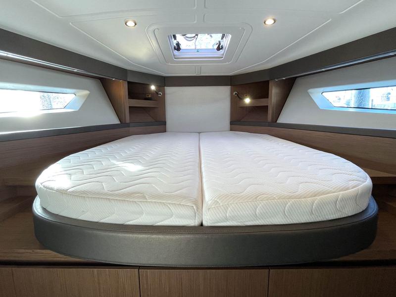 Book yachts online - motorboat - Beneteau GT 40 - Midnight - rent