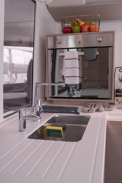 Book yachts online - catamaran - Fountaine Pajot Astréa 42 - Sissy- A/C &amp; Watermaker &amp; Generator &amp; Electrical Platform - 4+2 Cabins/4 Heads - rent