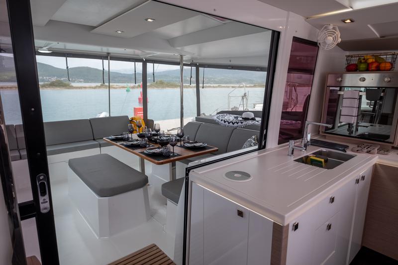 Book yachts online - catamaran - Fountaine Pajot Astréa 42 - Sissy- A/C &amp; Watermaker &amp; Generator &amp; Electrical Platform - 4+2 Cabins/4 Heads - rent