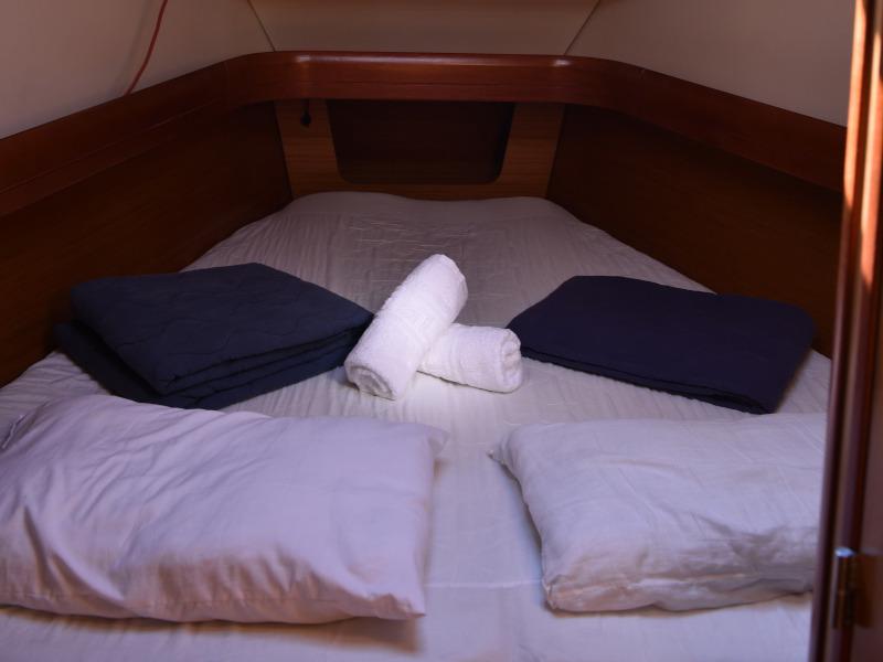 Book yachts online - sailboat - Sun Odyssey 42 i - Triton (NEW sails 2021) - rent