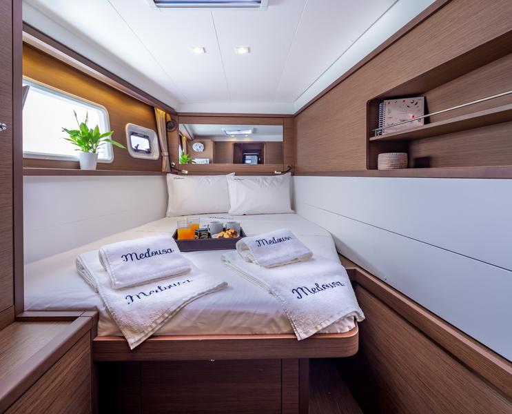 Book yachts online - catamaran - Lagoon 450  Flybridge - Medousa - rent