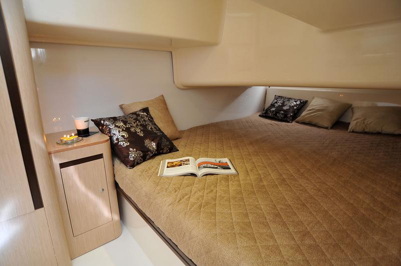 Book yachts online - motorboat - Elan Power 30 - Elan 30 - rent