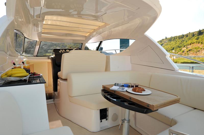 Book yachts online - motorboat - Elan Power 30 - Elan 30 - rent